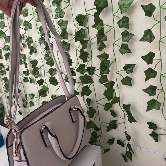 A beautiful bag with with a light purple - Picture 5 of 7